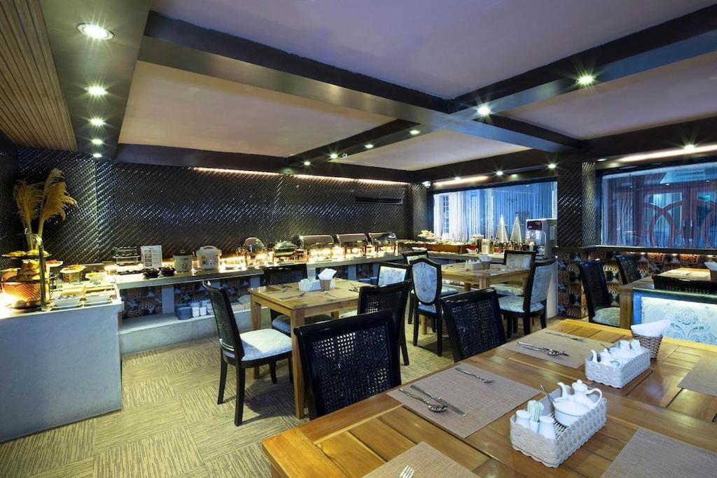 The White Hotel 8A Thai Van Lung Ho Chi Minh City Exterior photo